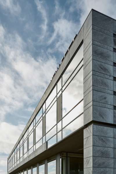 Unkonventionelle Fassade des neuen Firmensitzes, Langelandsvej 6, 8940 Randers